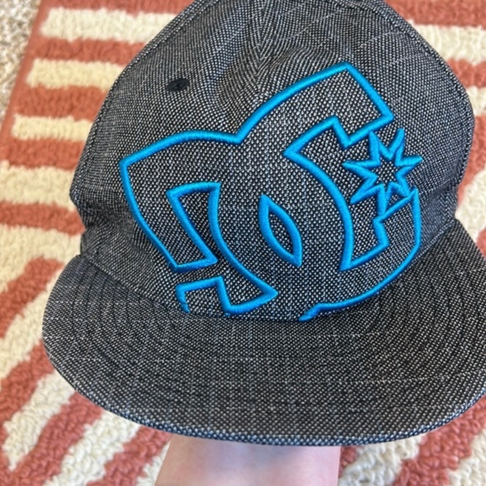DC 210 FITTED cap 6-1/2—6-7/8 in black and white with raised blue logo EUC